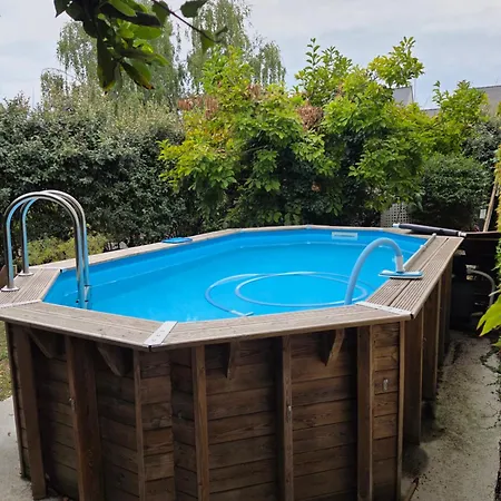 Holiday home Maison Familiale 4 Piscine 5mn Du Centre Angers