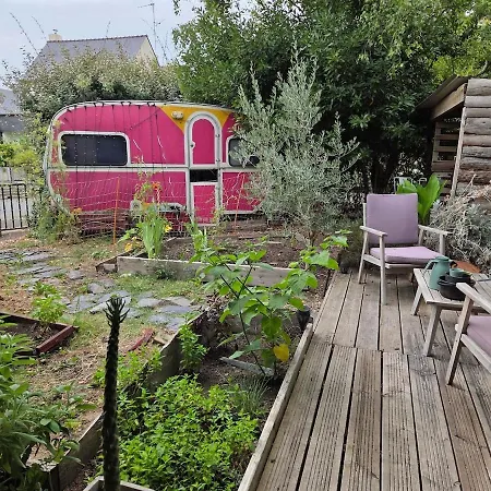 Holiday home Maison Familiale 4 Piscine 5mn Du Centre Angers