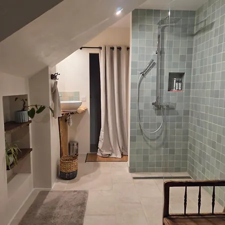 Holiday home Maison Familiale 4 Piscine 5mn Du Centre Angers